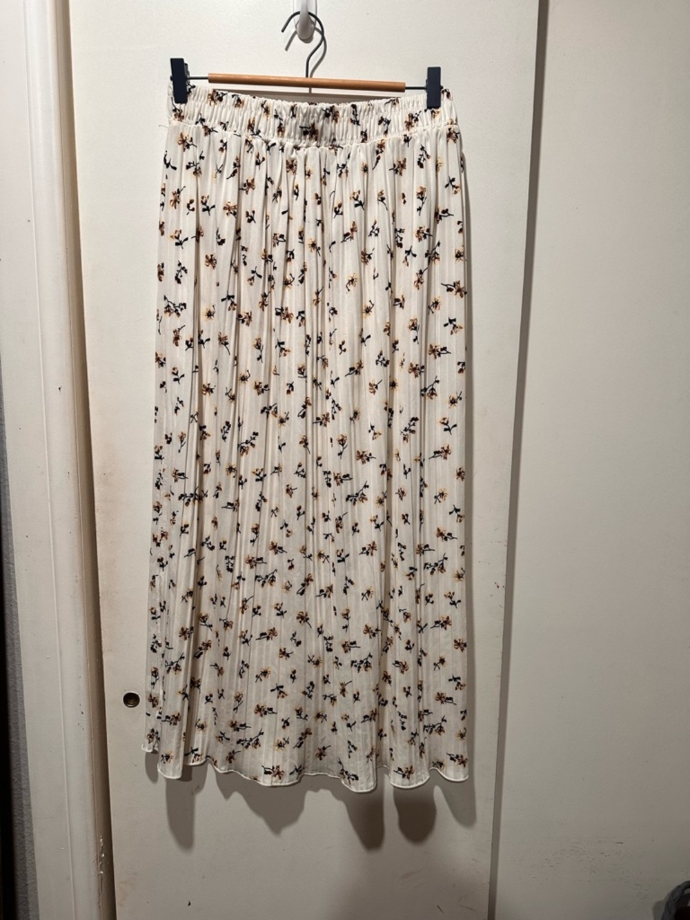Women's Cream Floral Pleated Maxi Skirt